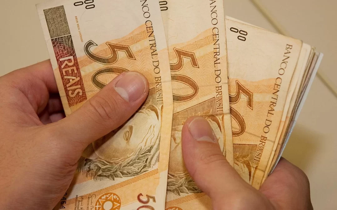 Salário mínimo de 2022 deverá ter reajuste acima de 10% após 6 anos